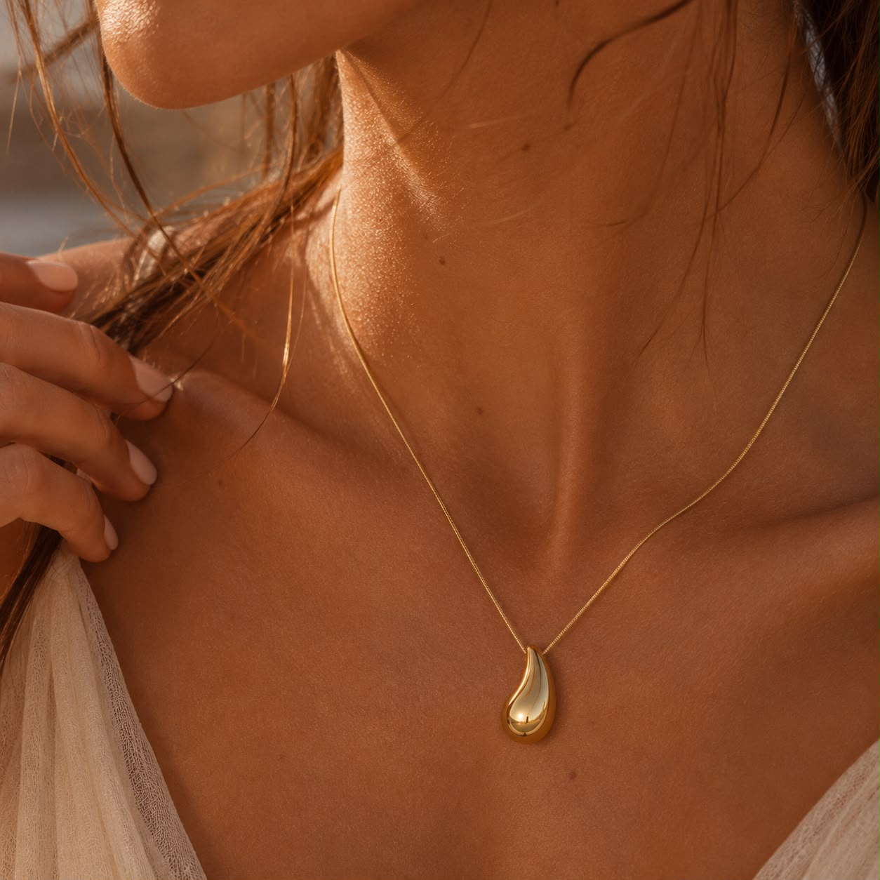Elara Drop Pendant Necklace
